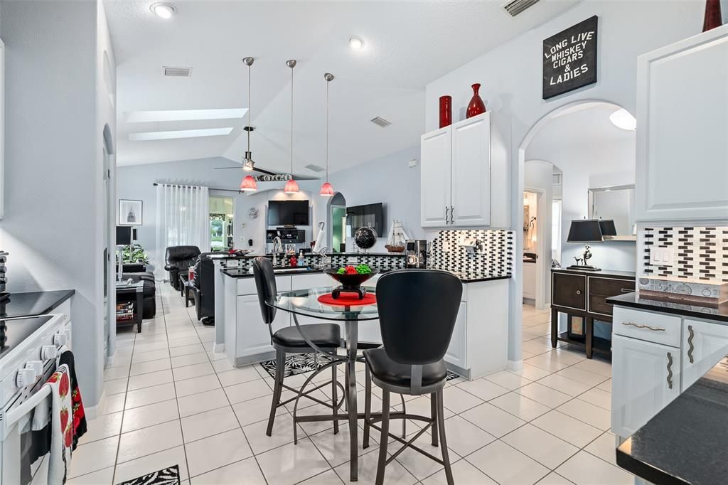 En Venta: $369,900 (3 camas, 2 baños, 2041 Pies cuadrados)