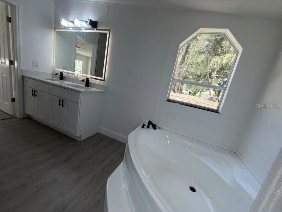 For Sale: $219,900 (4 beds, 2 baths, 1620 Square Feet)