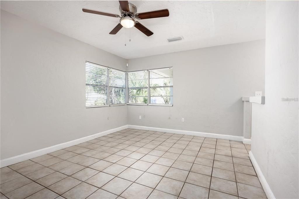 For Rent: $1,950 (3 beds, 2 baths, 1248 Square Feet)