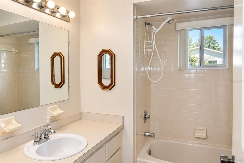 For Rent: $1,300 (2 beds, 2 baths, 960 Square Feet)