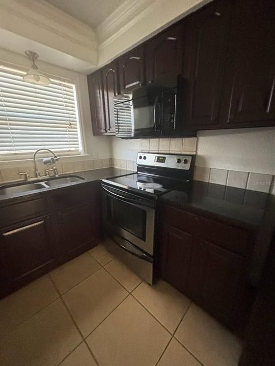 For Rent: $1,200 (2 beds, 1 baths, 702 Square Feet)