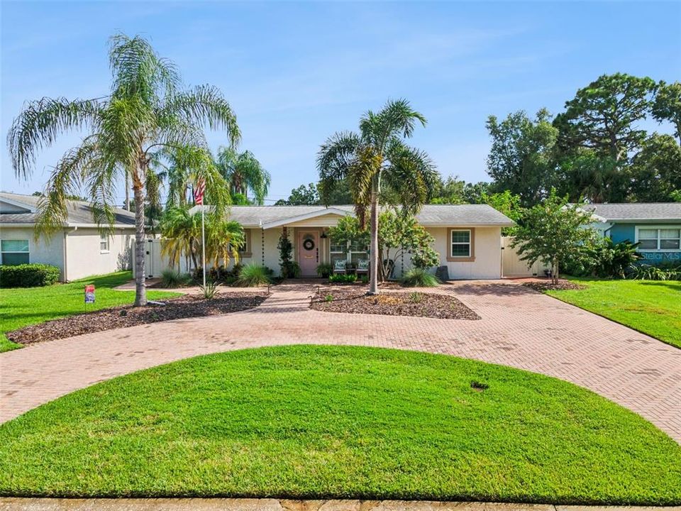 For Sale: $585,000 (3 beds, 2 baths, 1368 Square Feet)