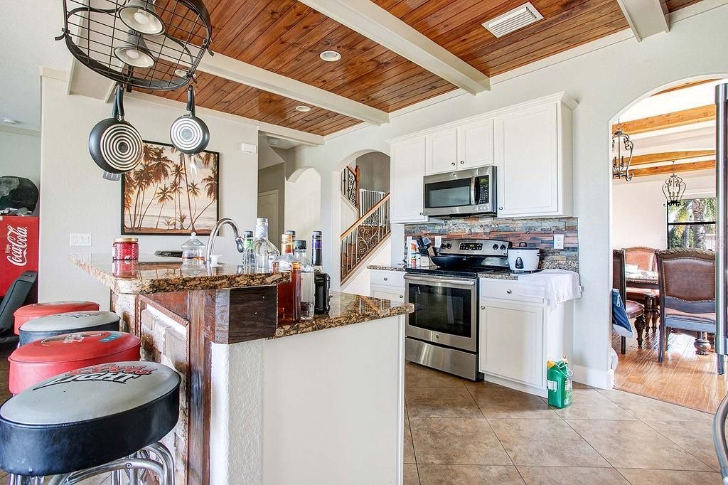 На продажу: $799,000 (6 спален, 3 ванн, 3250 Квадратных фут)