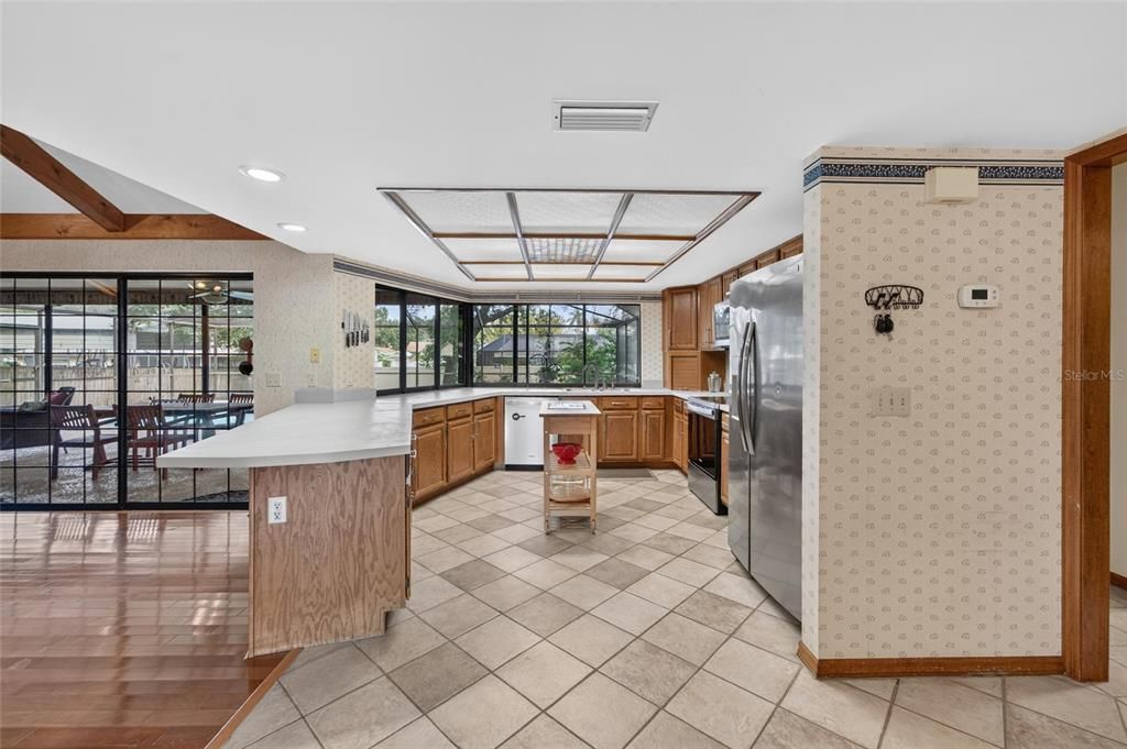 Active With Contract: $515,000 (4 beds, 2 baths, 2464 Square Feet)