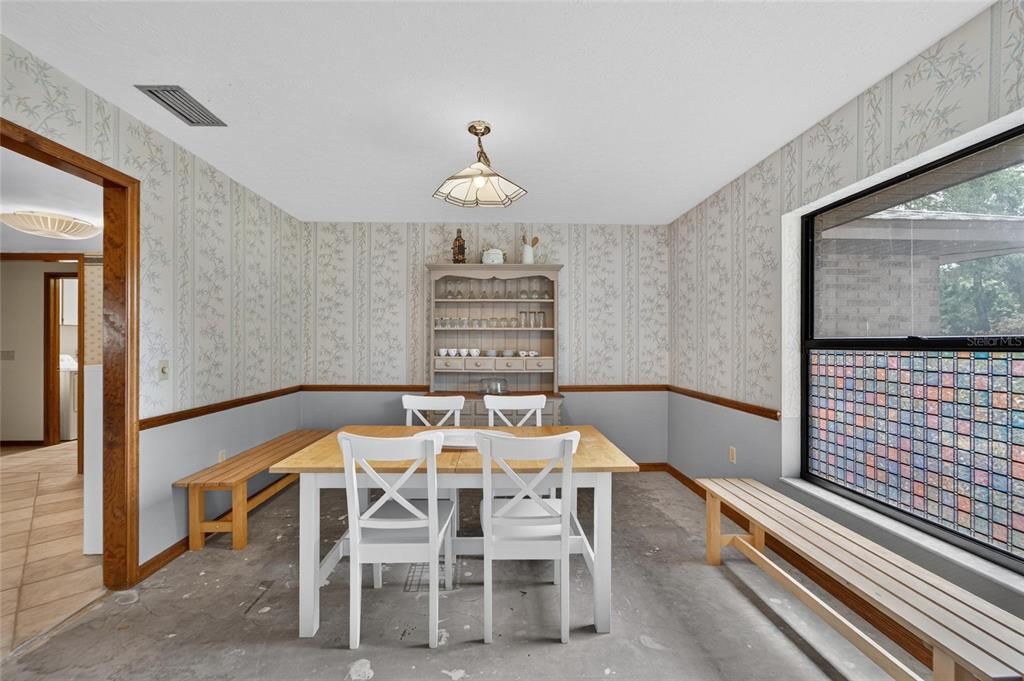 Active With Contract: $515,000 (4 beds, 2 baths, 2464 Square Feet)