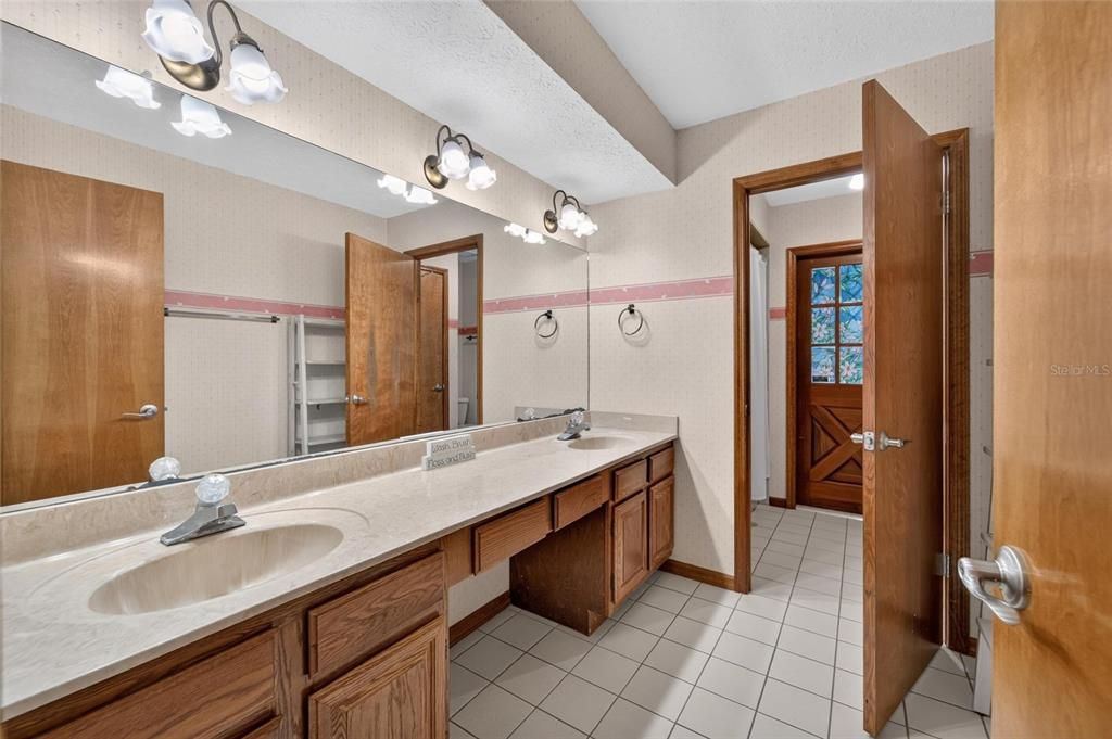 Active With Contract: $515,000 (4 beds, 2 baths, 2464 Square Feet)