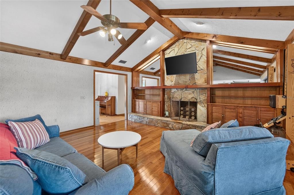 Active With Contract: $515,000 (4 beds, 2 baths, 2464 Square Feet)