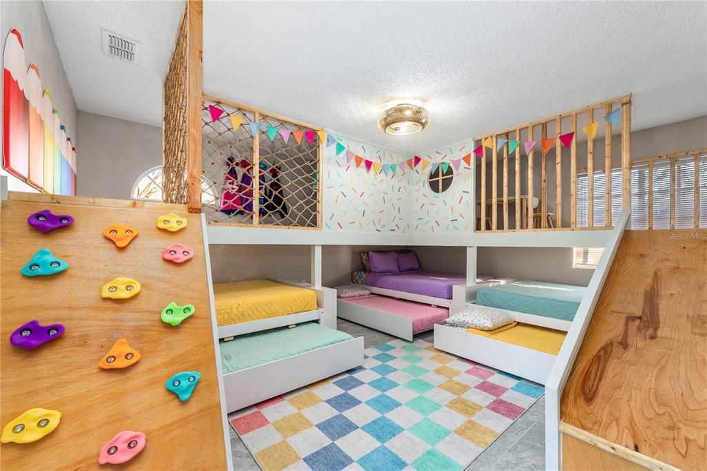En Venta: $1,400,000 (7 camas, 4 baños, 3619 Pies cuadrados)