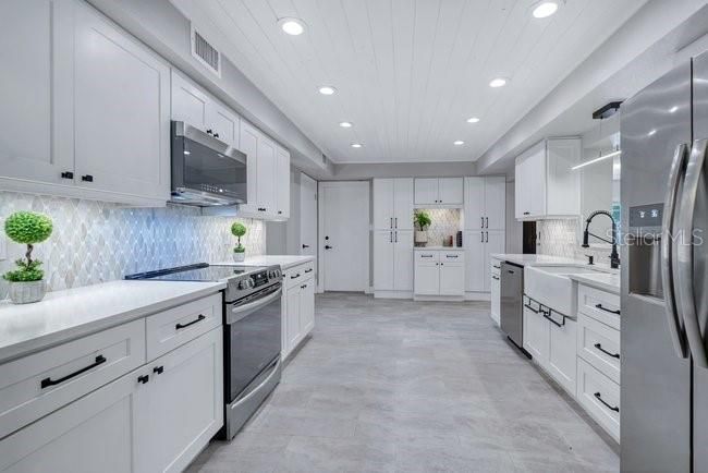 For Sale: $925,000 (4 beds, 2 baths, 2578 Square Feet)