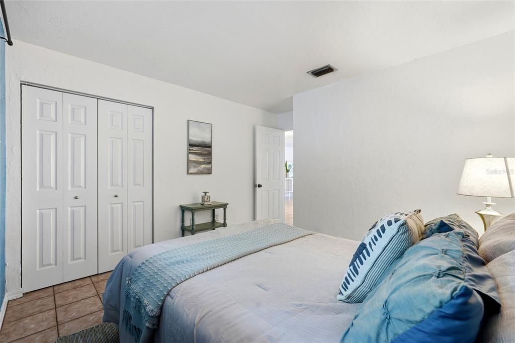 For Sale: $157,500 (2 beds, 1 baths, 907 Square Feet)
