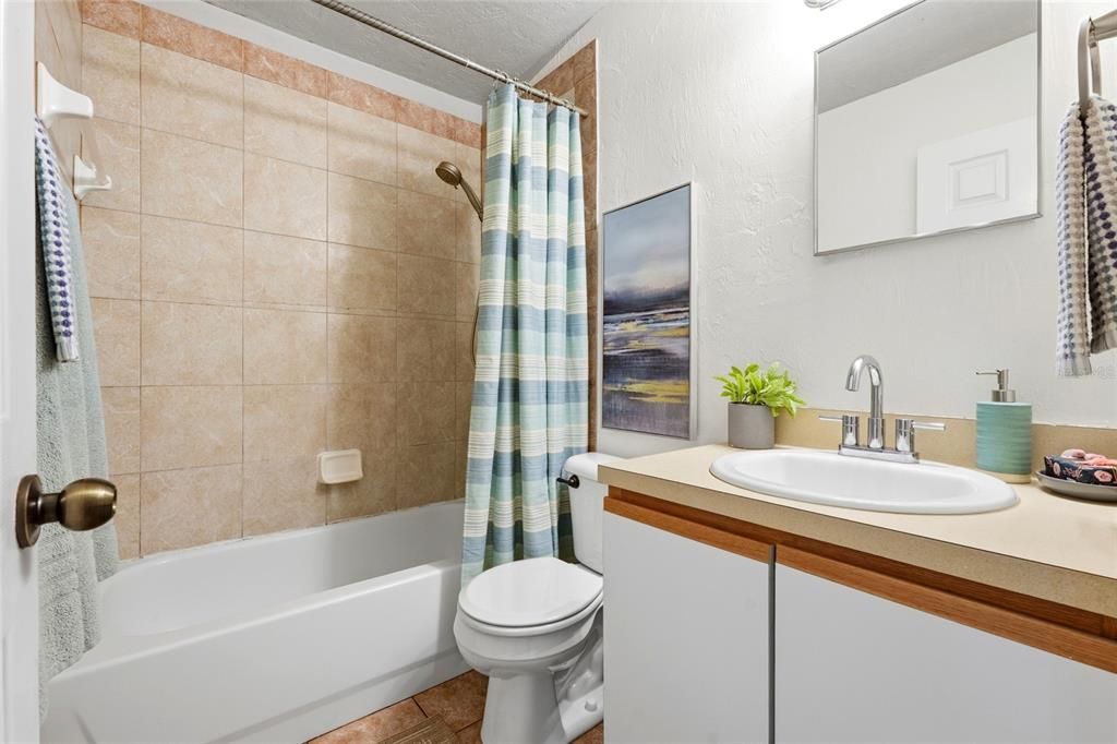 For Sale: $157,500 (2 beds, 1 baths, 907 Square Feet)