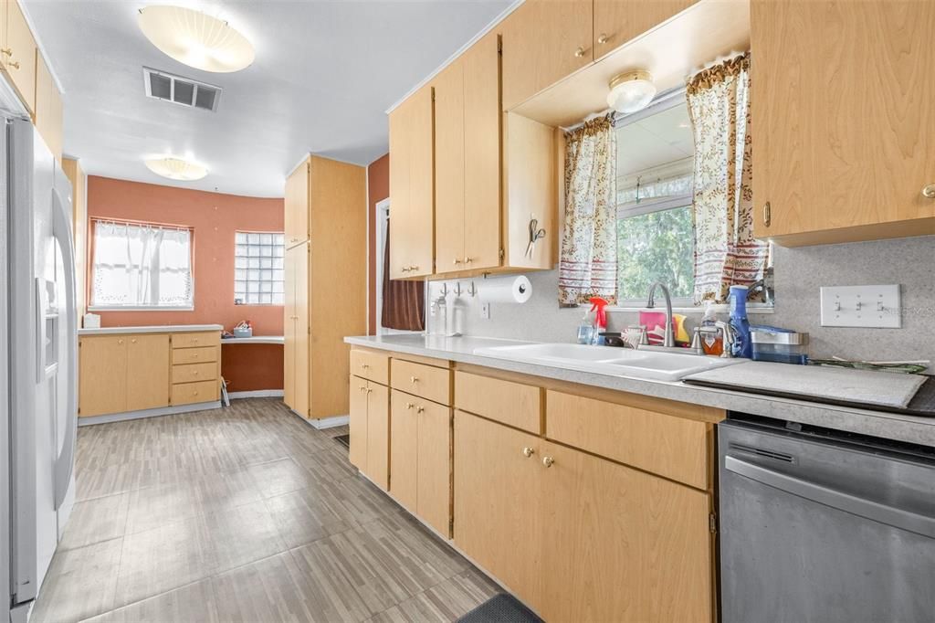 For Sale: $460,000 (4 beds, 4 baths, 3408 Square Feet)