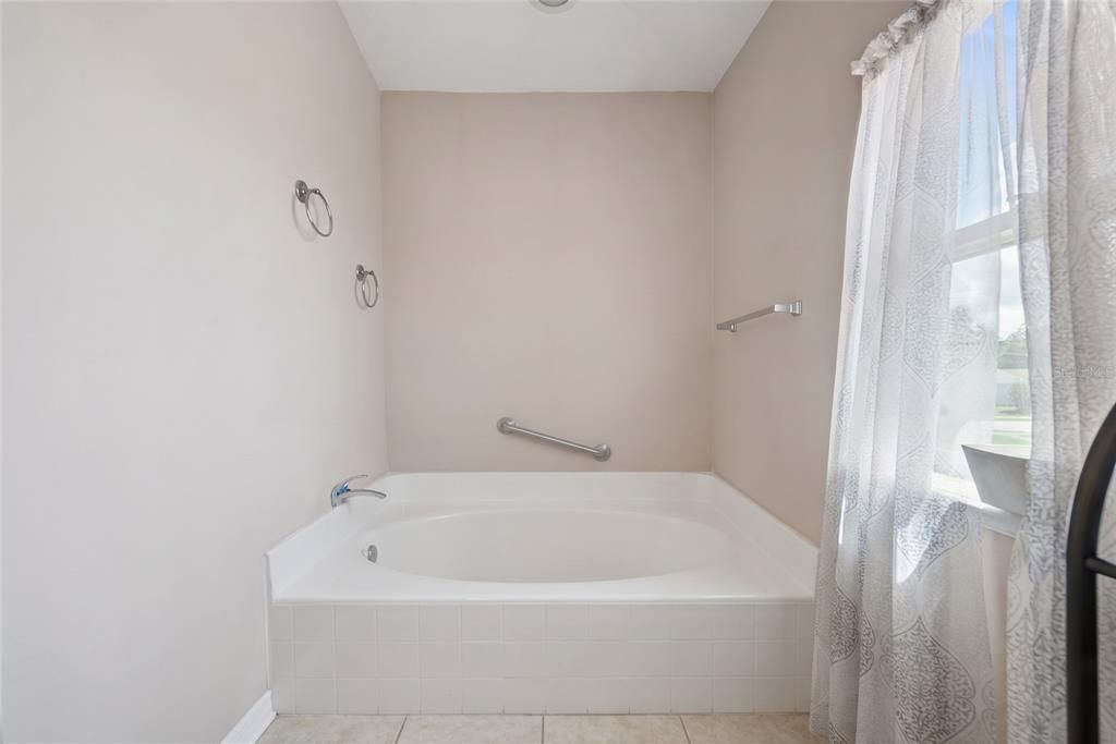 En Venta: $375,000 (4 camas, 2 baños, 2201 Pies cuadrados)