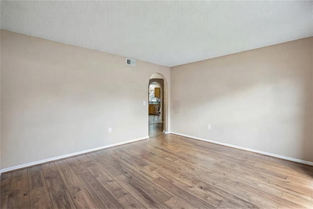 En Venta: $375,000 (4 camas, 2 baños, 2201 Pies cuadrados)