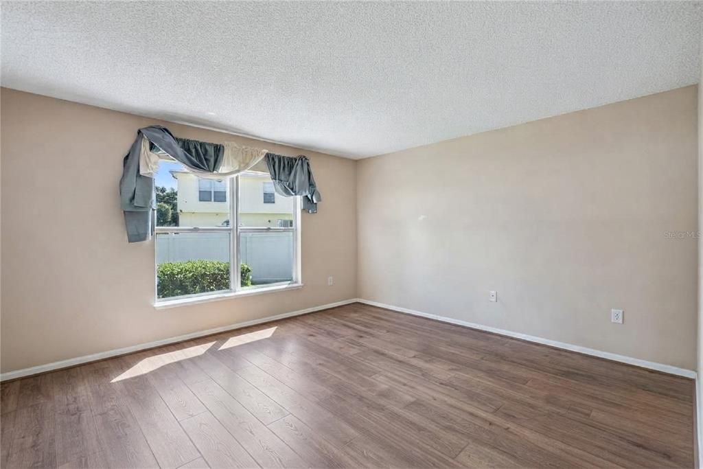 En Venta: $375,000 (4 camas, 2 baños, 2201 Pies cuadrados)