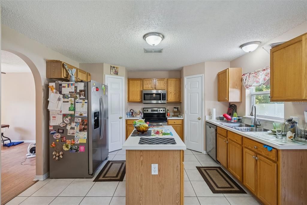 En Venta: $375,000 (4 camas, 2 baños, 2201 Pies cuadrados)