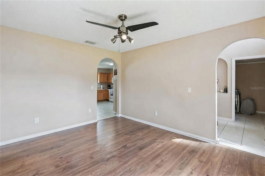 En Venta: $375,000 (4 camas, 2 baños, 2201 Pies cuadrados)
