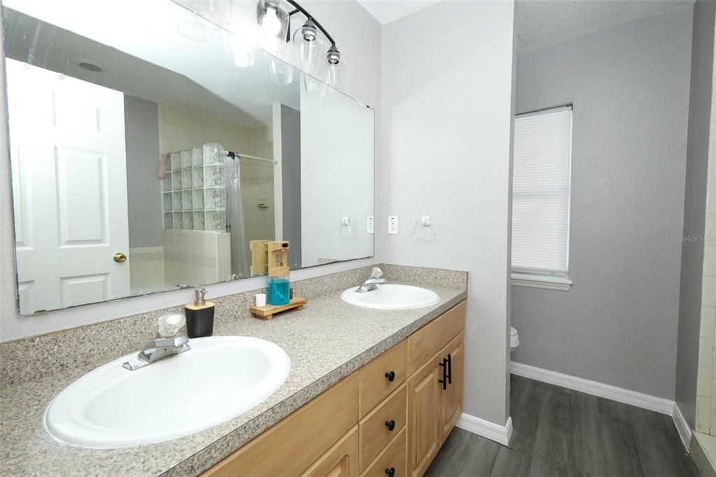 For Sale: $353,000 (4 beds, 2 baths, 1640 Square Feet)