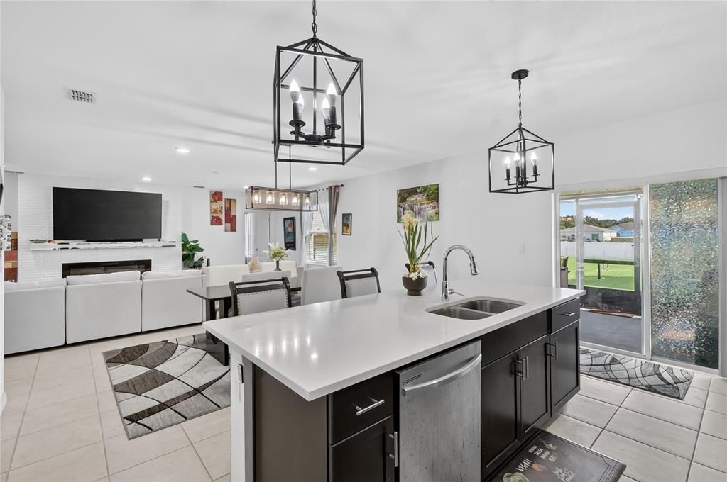 На продажу: $349,900 (4 спален, 2 ванн, 1874 Квадратных фут)