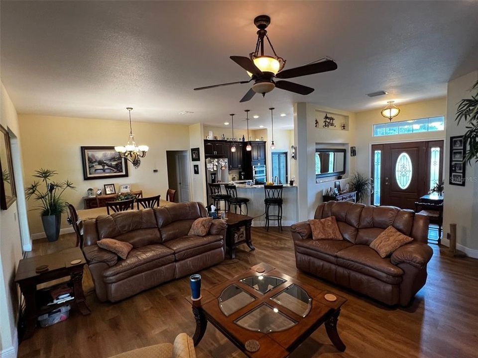 En Venta: $685,000 (2 camas, 2 baños, 1818 Pies cuadrados)