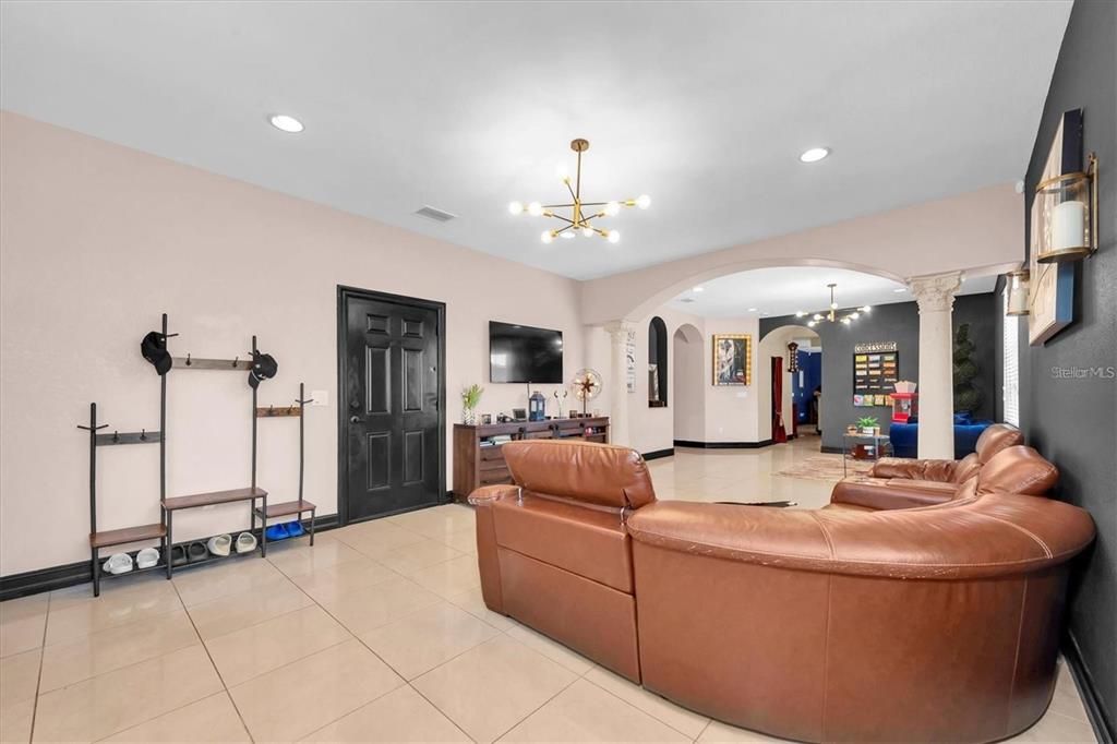 En Venta: $549,900 (3 camas, 2 baños, 2376 Pies cuadrados)