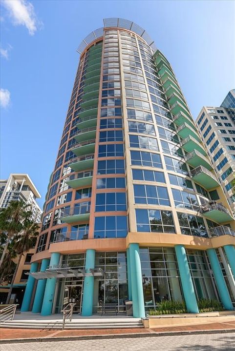 For Rent: $2,300 (2 beds, 2 baths, 1187 Square Feet)
