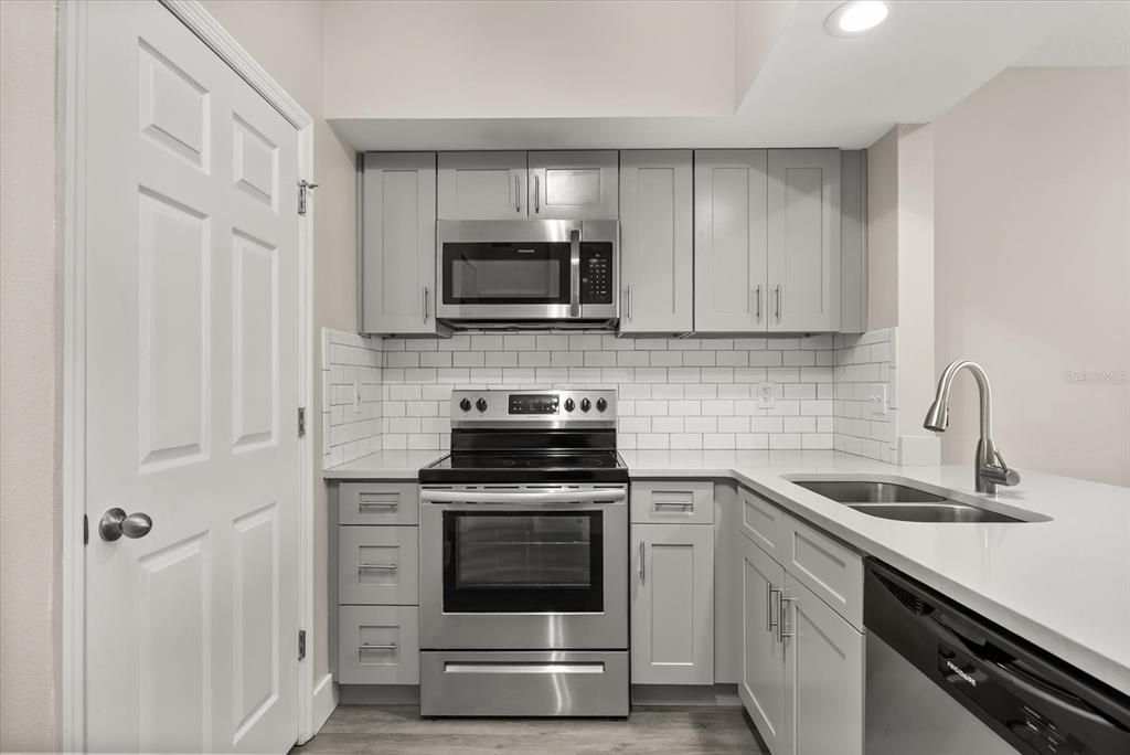 For Rent: $2,300 (2 beds, 2 baths, 1187 Square Feet)