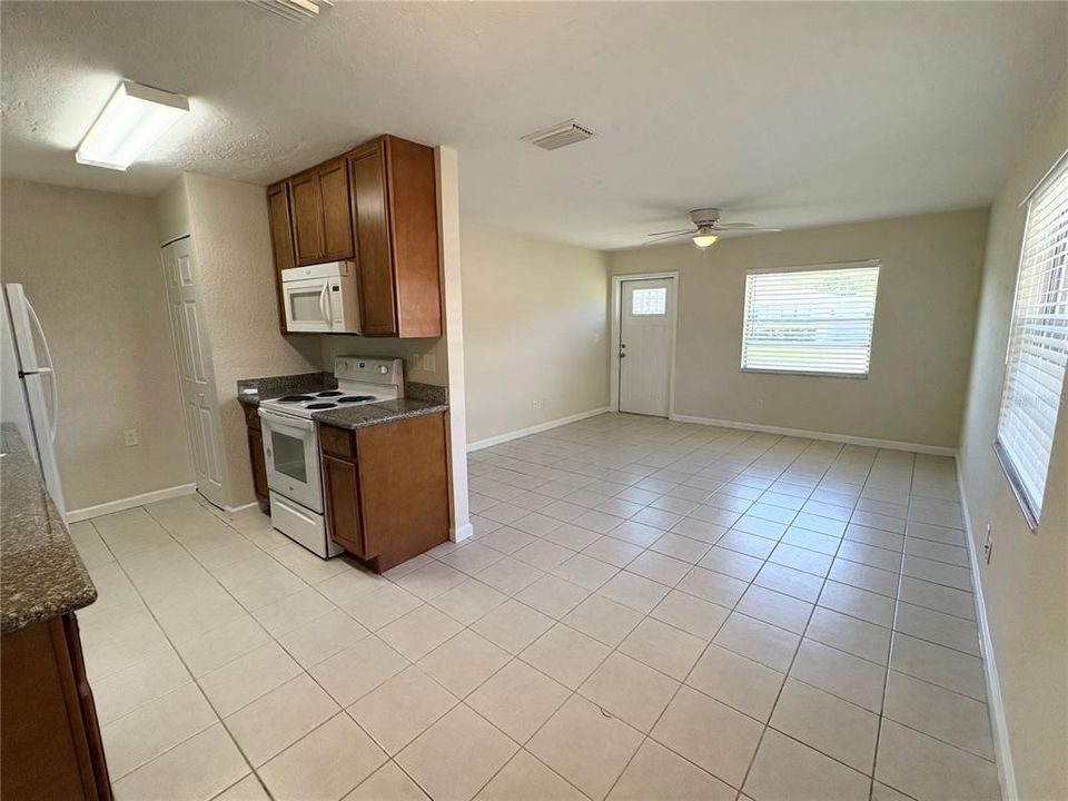 For Rent: $1,695 (3 beds, 2 baths, 1090 Square Feet)