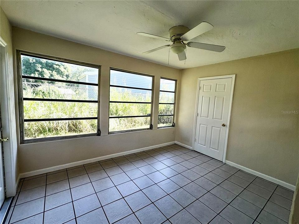 For Rent: $1,695 (3 beds, 2 baths, 1090 Square Feet)
