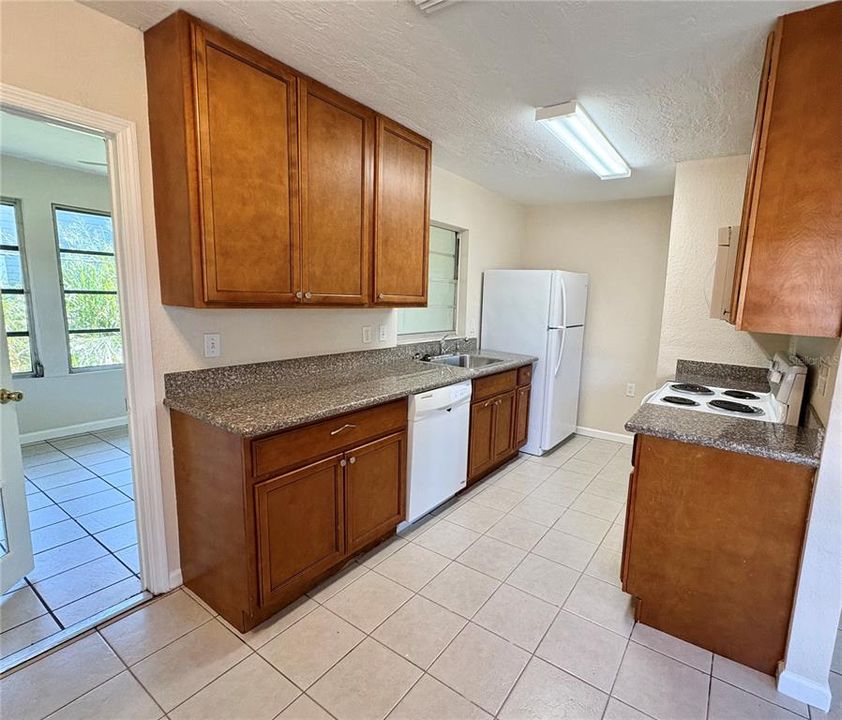 For Rent: $1,695 (3 beds, 2 baths, 1090 Square Feet)