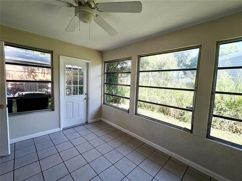 For Rent: $1,695 (3 beds, 2 baths, 1090 Square Feet)