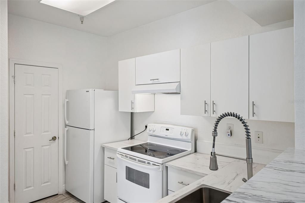 For Sale: $199,000 (2 beds, 2 baths, 1062 Square Feet)
