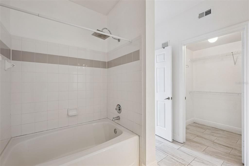 For Sale: $199,000 (2 beds, 2 baths, 1062 Square Feet)