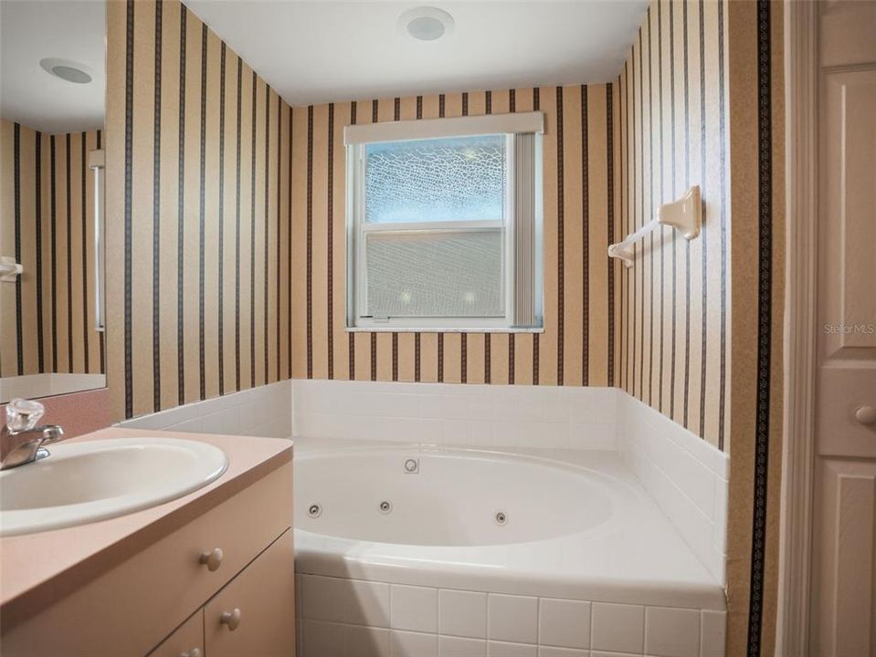 На продажу: $299,000 (2 спален, 2 ванн, 1954 Квадратных фут)