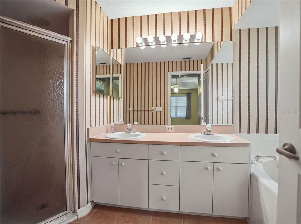 На продажу: $299,000 (2 спален, 2 ванн, 1954 Квадратных фут)
