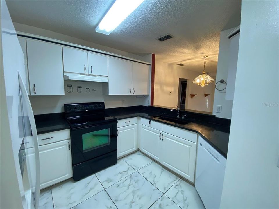 На продажу: $295,000 (2 спален, 2 ванн, 1091 Квадратных фут)