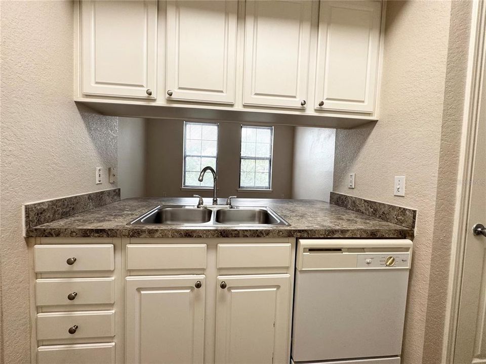 For Sale: $140,000 (1 beds, 1 baths, 562 Square Feet)