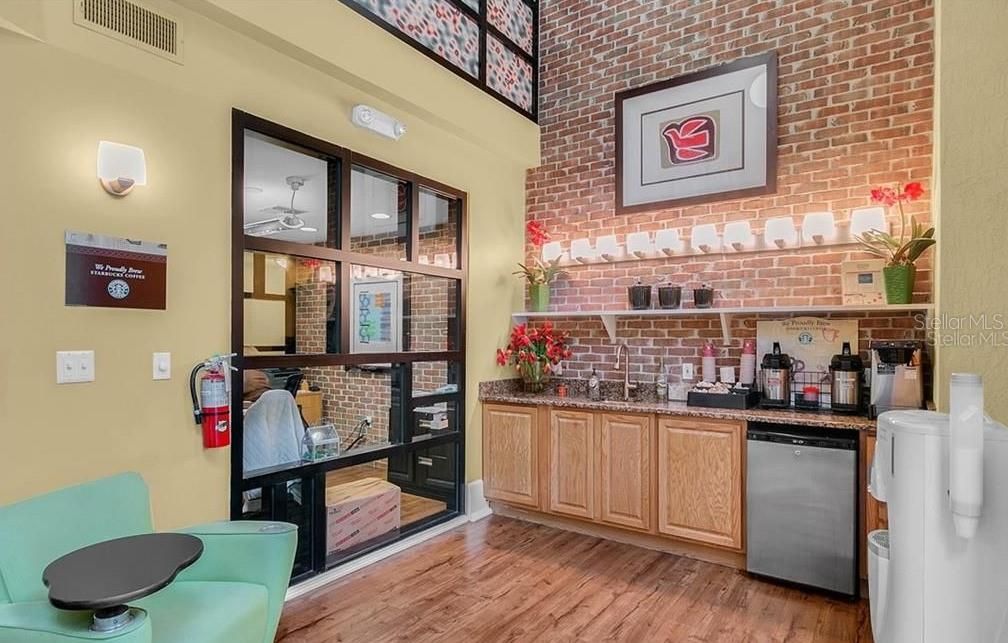 For Sale: $140,000 (1 beds, 1 baths, 562 Square Feet)