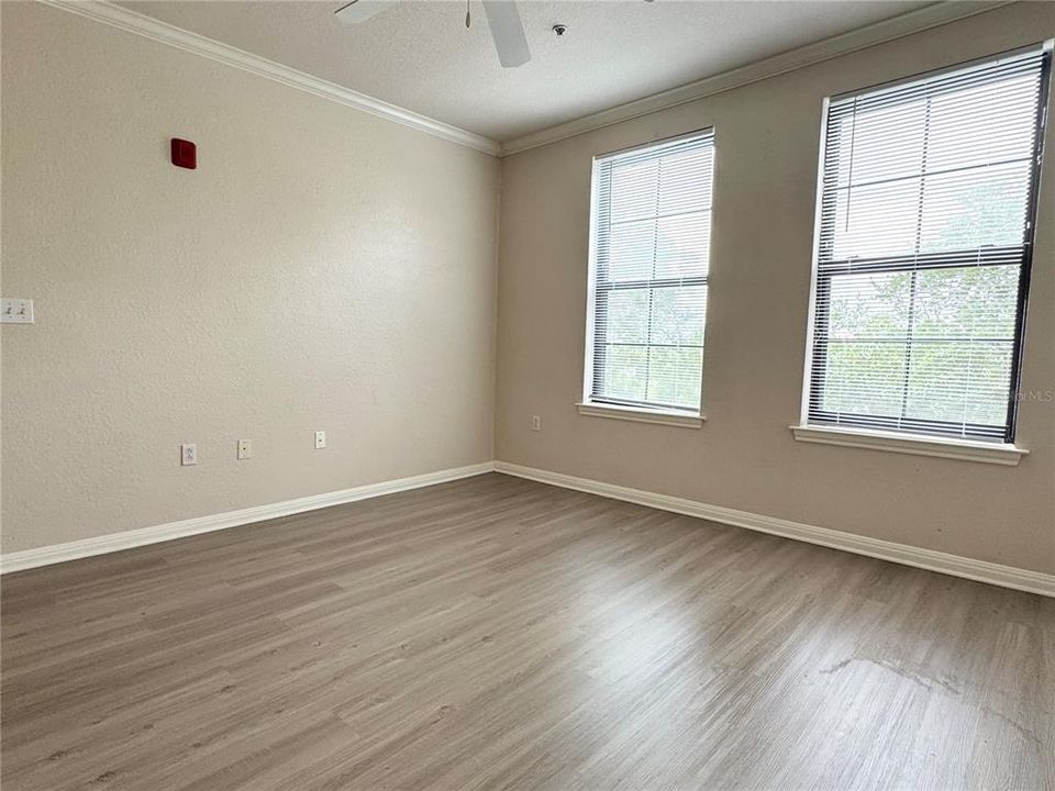 For Sale: $140,000 (1 beds, 1 baths, 562 Square Feet)