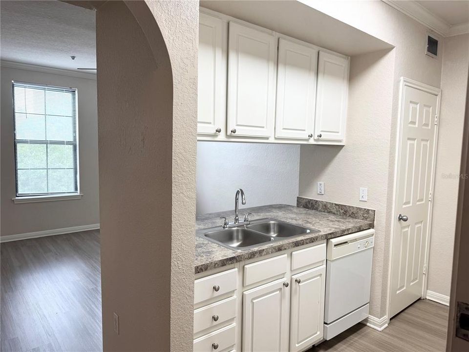 For Sale: $140,000 (1 beds, 1 baths, 562 Square Feet)