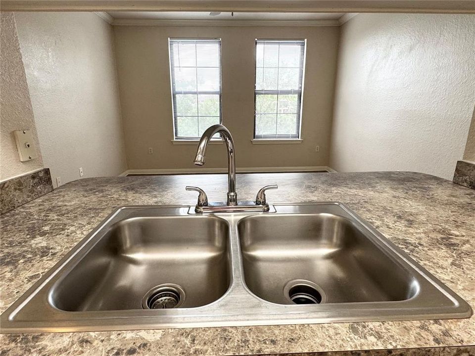 For Sale: $140,000 (1 beds, 1 baths, 562 Square Feet)