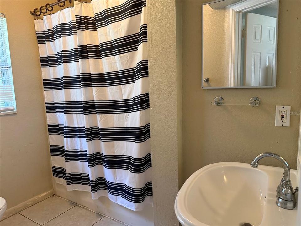 For Rent: $2,500 (5 beds, 3 baths, 1832 Square Feet)