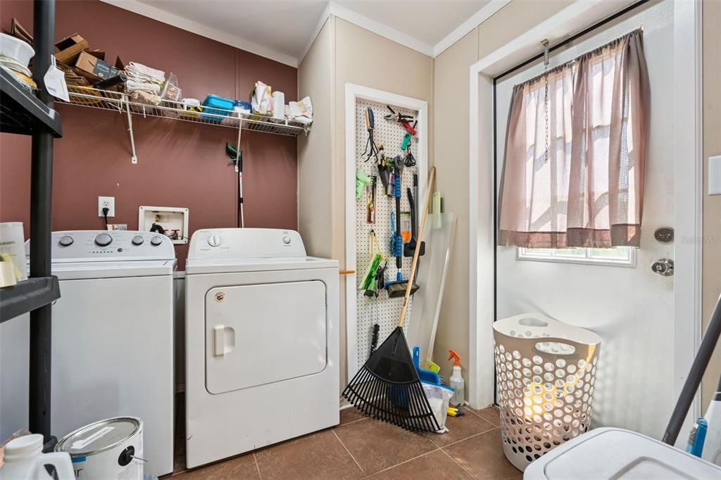 На продажу: $250,000 (4 спален, 2 ванн, 1456 Квадратных фут)