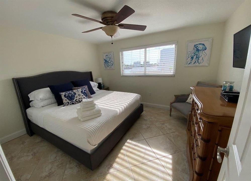 For Sale: $340,000 (1 beds, 1 baths, 486 Square Feet)