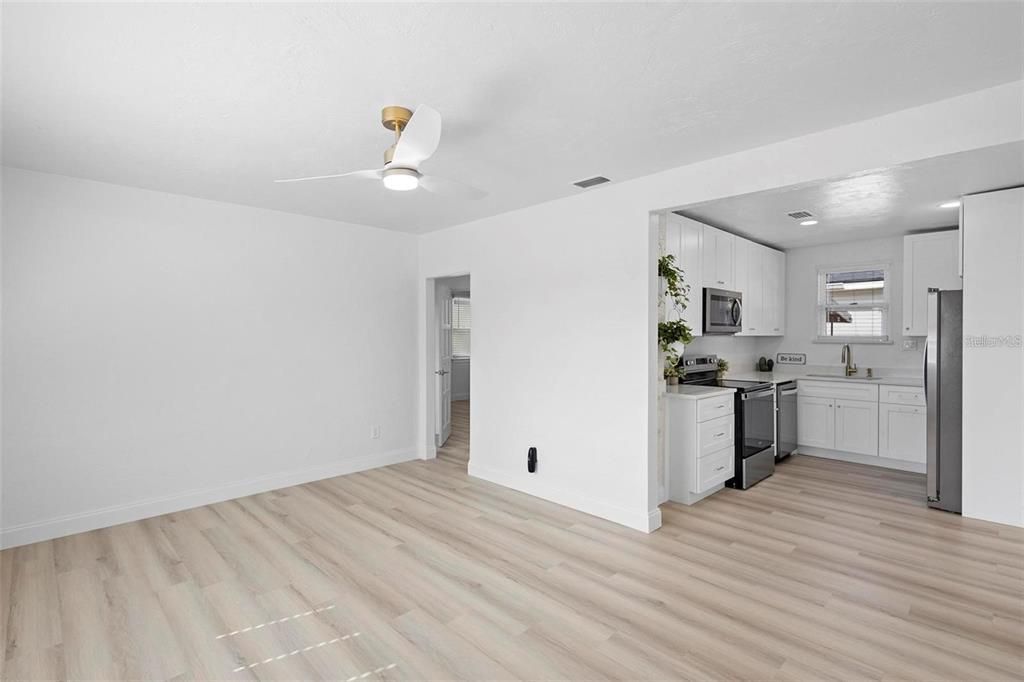 For Sale: $325,000 (2 beds, 1 baths, 851 Square Feet)