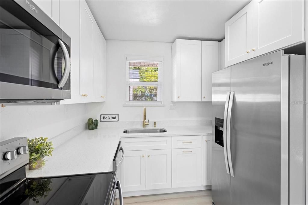 For Sale: $325,000 (2 beds, 1 baths, 851 Square Feet)