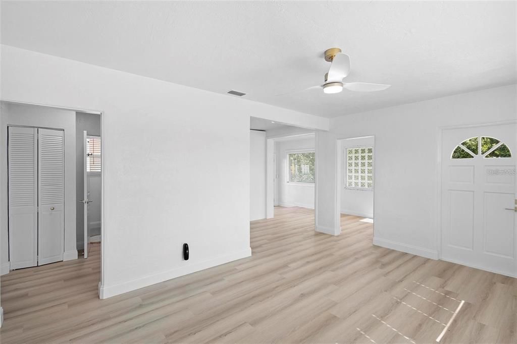 For Sale: $325,000 (2 beds, 1 baths, 851 Square Feet)