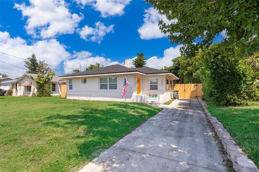 For Sale: $325,000 (2 beds, 1 baths, 851 Square Feet)