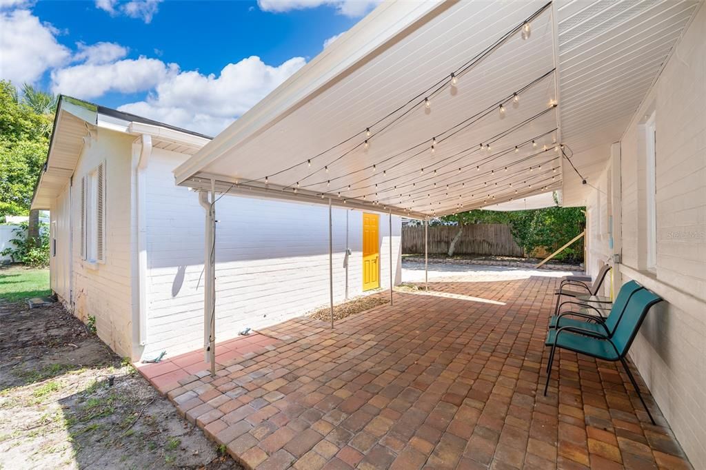 For Sale: $325,000 (2 beds, 1 baths, 851 Square Feet)