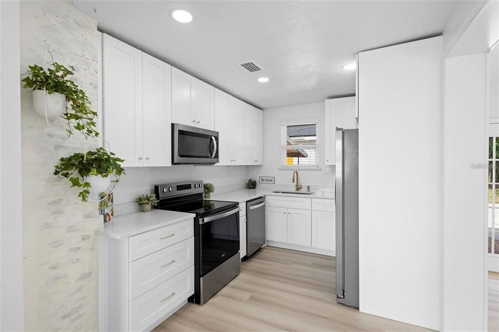 For Sale: $325,000 (2 beds, 1 baths, 851 Square Feet)